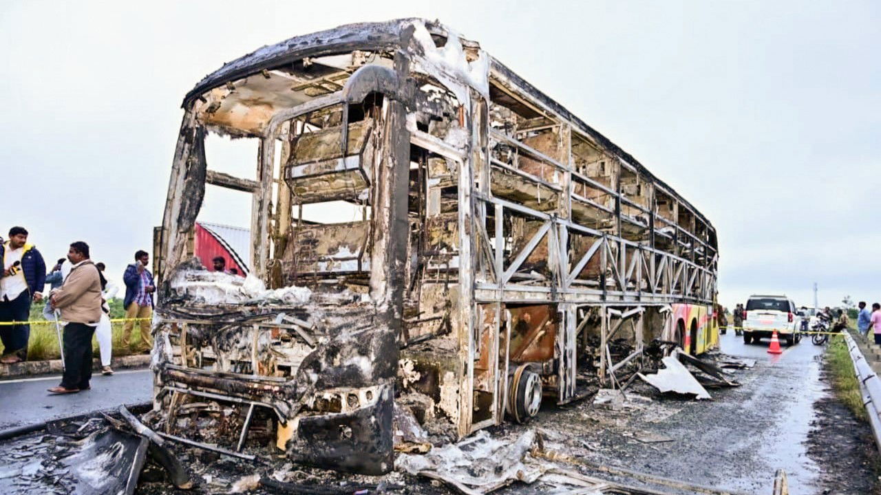 कुरनूल में बस में लगी आग में 2 बच्चों समेत 19 लोग जिंदा जले, मुख्यमंत्री ने जांच के आदेश दिए, मुआवजा घोषित