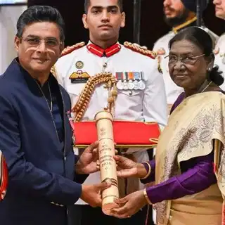 सादगी वाले लुक में छिपा माधवन का रॉयल स्वैग : ₹40 लाख की लिमिटेड एडिशन घड़ी बनी इंटरनेट सेंसेशन