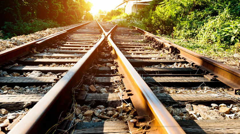 इटावा में नौसेना अधिकारी की पत्नी की मौत, परिवार ने टीटीई पर धक्का देने का आरोप लगाया