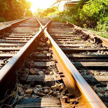 इटावा में नौसेना अधिकारी की पत्नी की मौत, परिवार ने टीटीई पर धक्का देने का आरोप लगाया