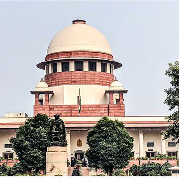 संतान यदि बुजुर्ग माता-पिता की देखभाल नहीं करती है तो उसे घर से निकाल देंः सुप्रीम कोर्ट