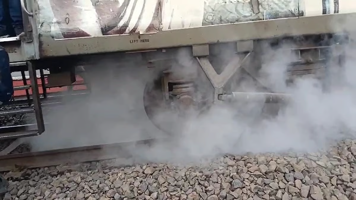 बर्धमान में सराईघाट एक्सप्रेस रुकी, डिब्बे के नीचे से धुआं निकलने से मचा हड़कंप