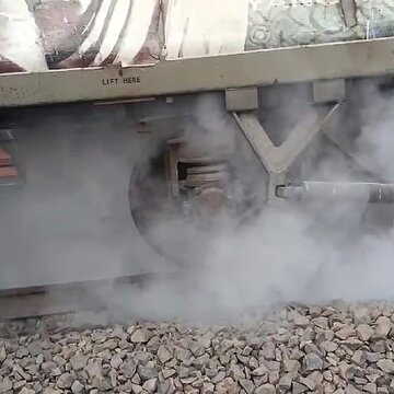 बर्धमान में सराईघाट एक्सप्रेस रुकी, डिब्बे के नीचे से धुआं निकलने से मचा हड़कंप