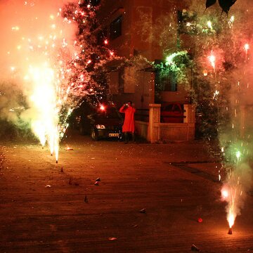 बहुमंजिली इमारतों के आसपास बेधड़क बिक रहे हैं अवैध पटाखें