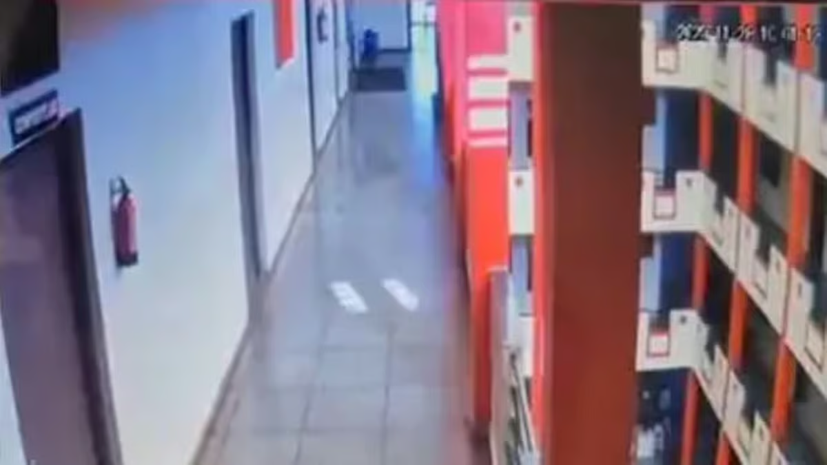 4 मिनट में 52 बार ‘सॉरी’, स्कूल की चौथी मंज़िल से कूदा छात्र