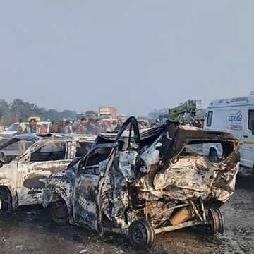 एक्सप्रेसवे पर आमने-सामने की टक्कर, कार में लग गई आग, पांच की मौत