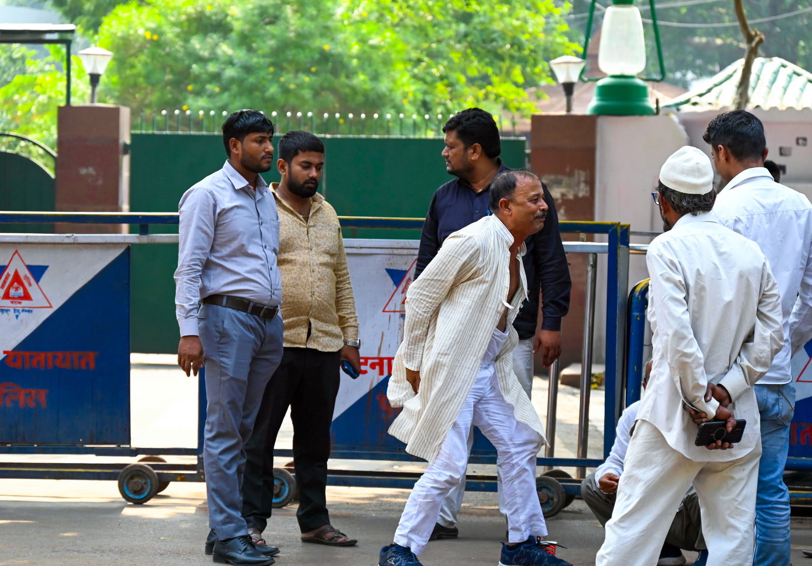 राजद का टिकट नहीं मिलने कुर्ता फाड़ कर रोये मदन शाह, कहा- टिकट के बदले 2.7 करोड़ मांगे गये