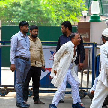 राजद का टिकट नहीं मिलने कुर्ता फाड़ कर रोये मदन शाह, कहा- टिकट के बदले 2.7 करोड़ मांगे गये