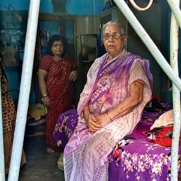 वृद्धा को बेहोश कर चोरों ने मनाई ‘मिडनाइट दावत’, फ्रिज से निकालकर पिया दूध-रसना फिर जेवर-नगद लेकर हुए फरार