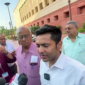 कोलकाता एयरपोर्ट पर संदिग्ध को लेकर बवाल, तृणमूल ने अभिषेक की हत्या की कोशिश की आशंका जताई