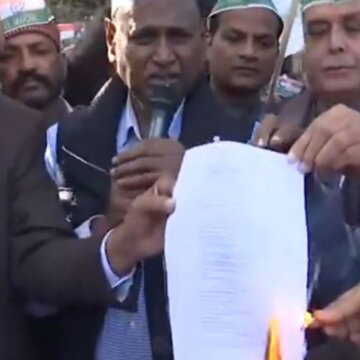 मनरेगा का नाम बदलने के विरोध में कांग्रेस नेता ने VB-G राम जी बिल की प्रति जलाई