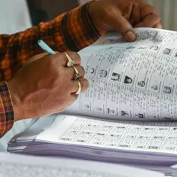 फाइनल लिस्ट से तकरीबन 6 लाख 61 हजार नाम हटाये गये, लिस्ट में किन लोगों के नाम हैं?