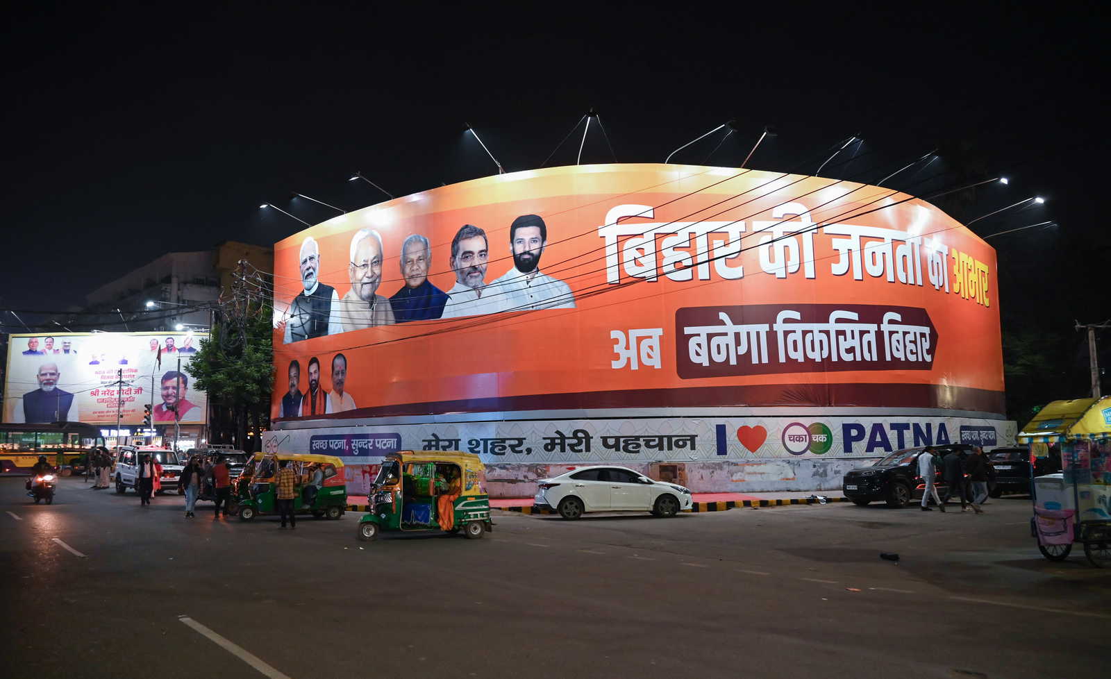 थोड़ी देर में रिकॉर्ड 10वीं बार बिहार के मुख्यमंत्री पद की लेंगे नीतीश कुमार