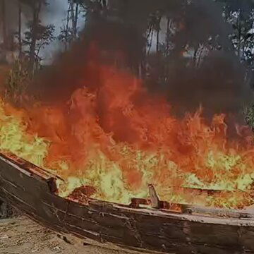 दीघा में समुद्रतट पर रखी नाव में अचानक धधक उठी आग, डर का माहौल