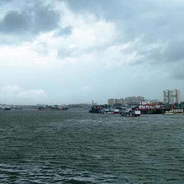 तूफानी रात में थमा कोलकाता, आंधी-बारिश ने बढ़ाई मुश्किलें