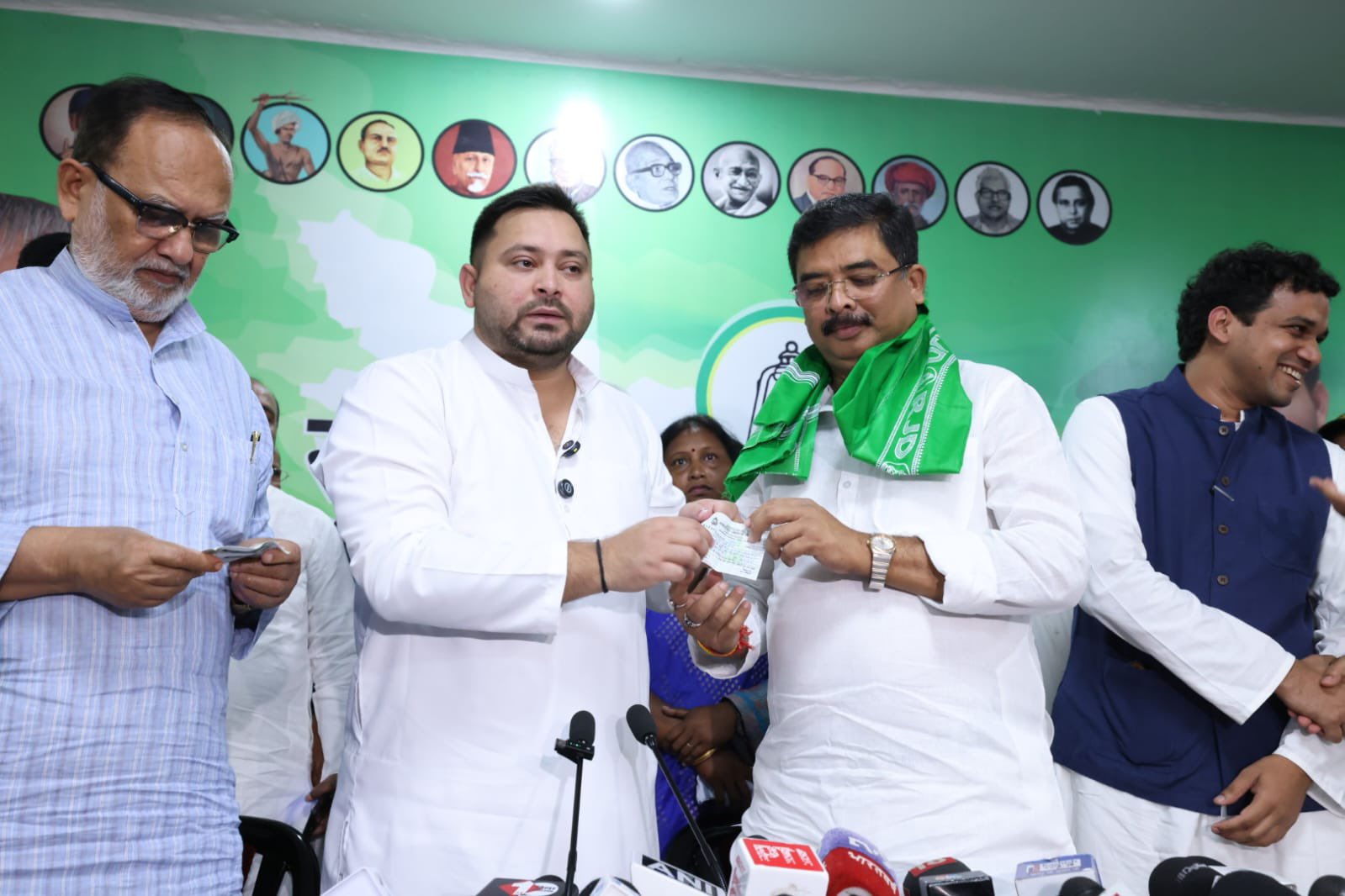 नीतीश को तेजस्वी ने दिया बड़ा झटका, तीन दिग्गज नेता राजद में शामिल हुए