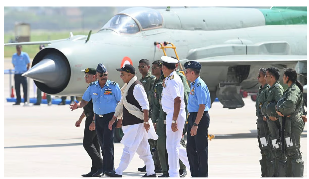 भारत-रूस संबंधों के प्रतीक' मिग 21 की सेवानिवृत्तिः समारोह राजनाथ ने अमेरिका को दिया कठोर संदेश