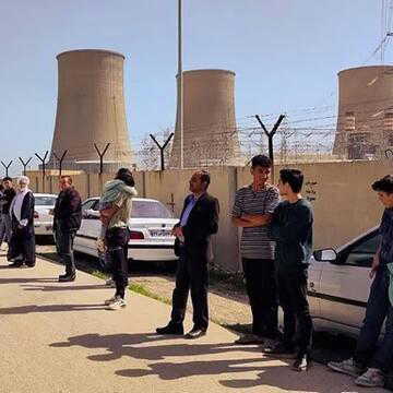 ईरान में पावर प्लांट की रक्षा के लिए बच्चे और महिलाएं बना रहे हैं मानव श्रृंखला, खत्म होने वाली है ट्रंप की 'डेडलाइन'