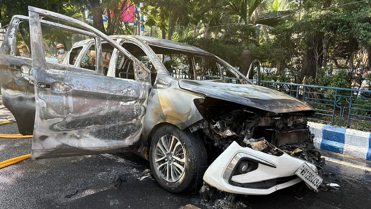 श्रीभूमि के पास चलती एसी गाड़ी में अचानक लगी आग, दहशत