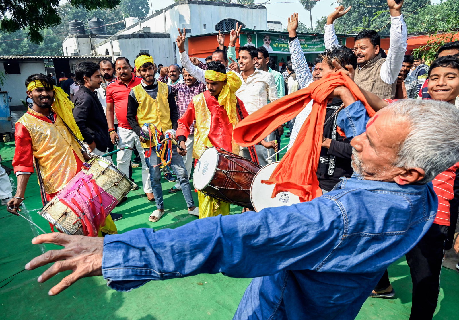 बिहार में नीतीश-मोदी लहर, 2010 का रिकॉर्ड तोड़ने की ओर, महागठबंधन पीछे