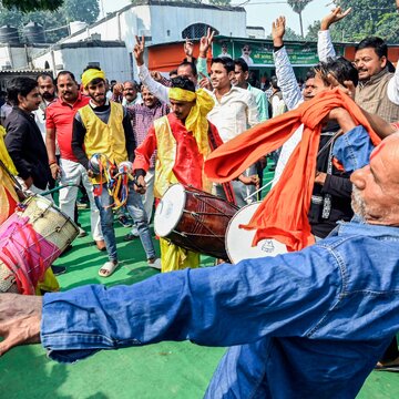 बिहार में नीतीश-मोदी लहर, 2010 का रिकॉर्ड तोड़ने की ओर, महागठबंधन पीछे