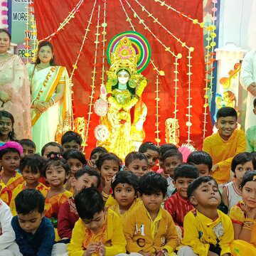 'शैशव' में धूमधाम से मनाई गई सरस्वती पूजा, बच्चों ने दिखाई अपनी प्रतिभा