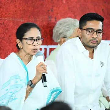 SIR को लेकर ममता बनर्जी के तेवर तल्ख, धरना मंच पर बनीं 'विरोधी नेता' , क्या कहा उन्होंने?