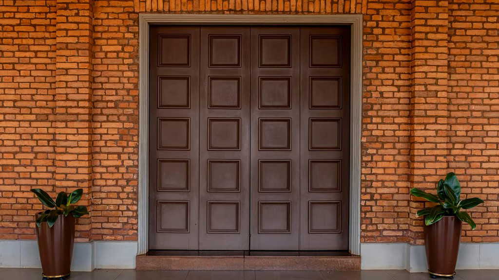 घर का मुख्य दरवाजा कैसा होना चाहिए ? वास्तु के इस टिप्स को मानने पर बढ़ेगी खुशहाली और संपत्ति