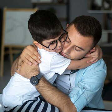 सर्दियों की छुट्टियों में बच्चों की शरारतें बढ़ गई हैं, बिना हाथ में मोबाइल दिए उन्हें कैसे संभालें?