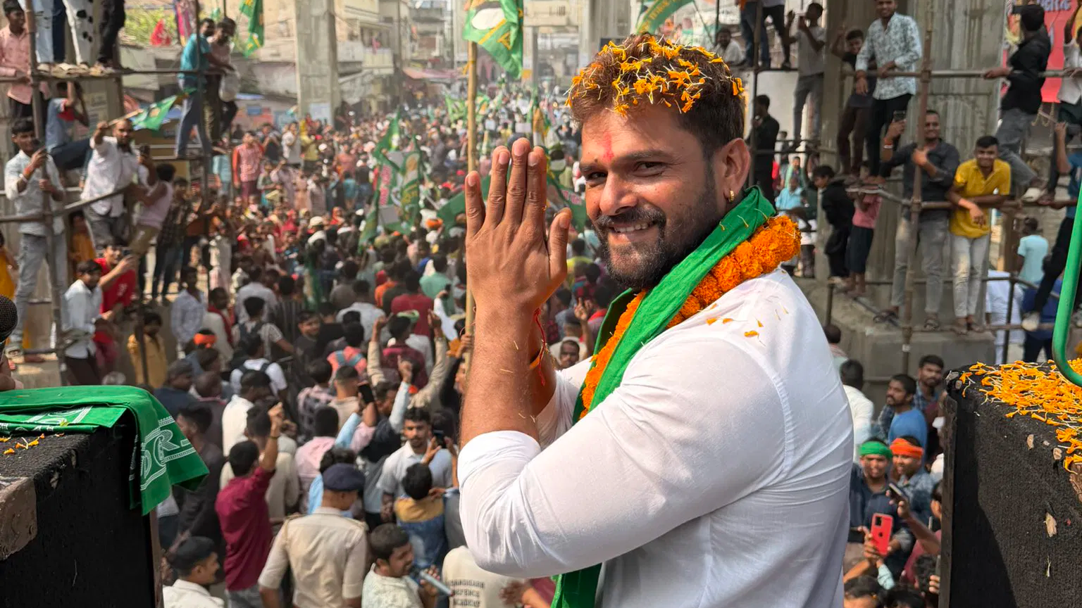 खेसारी ने किया दावा-कल राजद गठबंधन की सरकार बनेगी, बाबा विश्वनाथ के किए दर्शन
