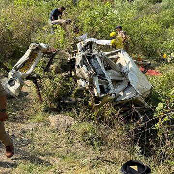 उत्तराखंड सड़क दुर्घटना: 300 मीटर गहरी खाई में गिरा वाहन, कई की जान गई