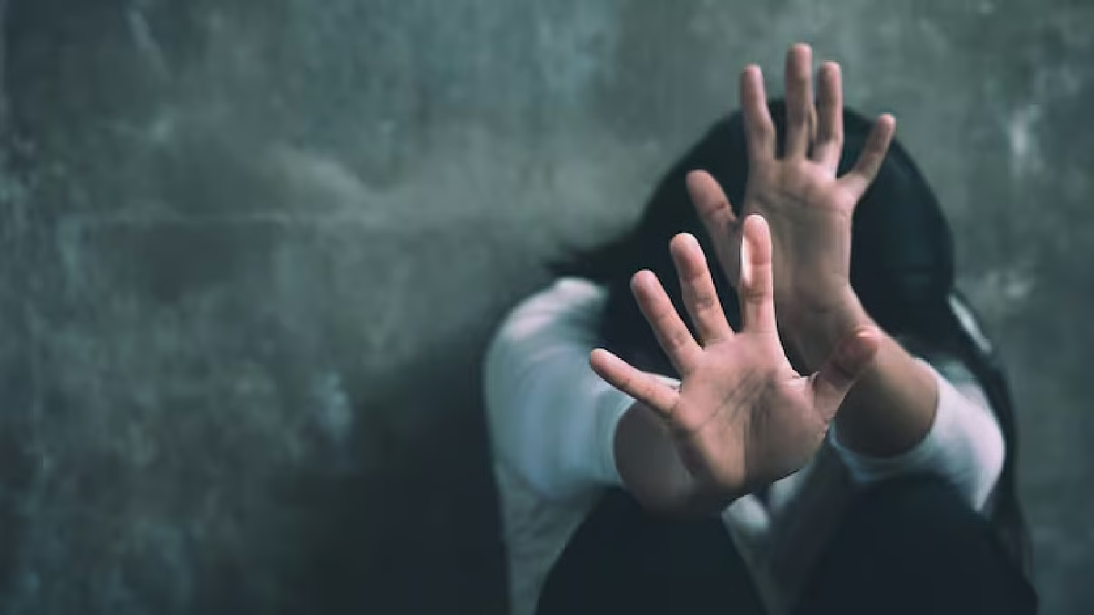 पुलिस कांस्टेबल पर कॉलेज छात्रा से कई बार बलात्कार का आरोप