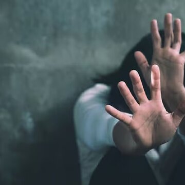 पुलिस कांस्टेबल पर कॉलेज छात्रा से कई बार बलात्कार का आरोप