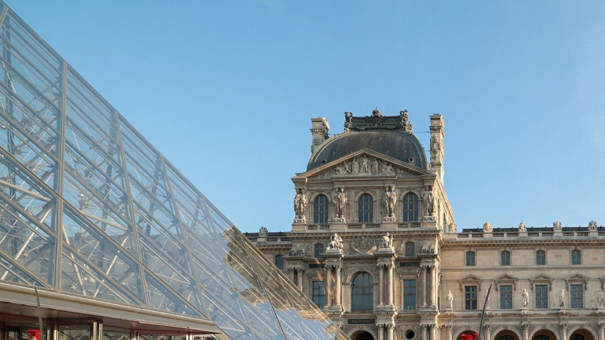 पेरिस के लूव्र म्यूज़ियम में 7 मिनट में चोरी, नेपोलियन संग्रह से 9 ऐतिहासिक गहने गायब