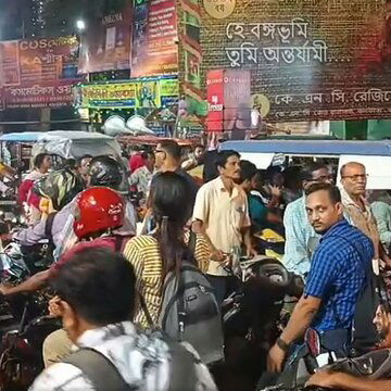 बारासात-मध्यमग्राम में काली पूजा को लेकर भारी भीड़, कौन से रास्ते खुले? कैसे घर लौटेंगे स्थानीय निवासी?