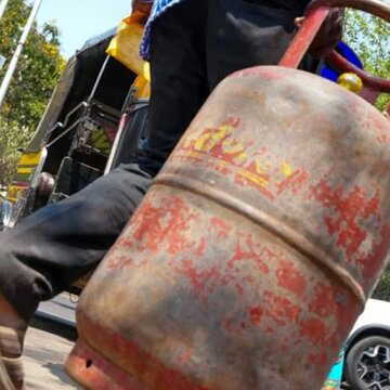 UP महाराजगंज में गैस बुकिंग विवाद के बाद हिंसक झड़प, 14 हिरासत में