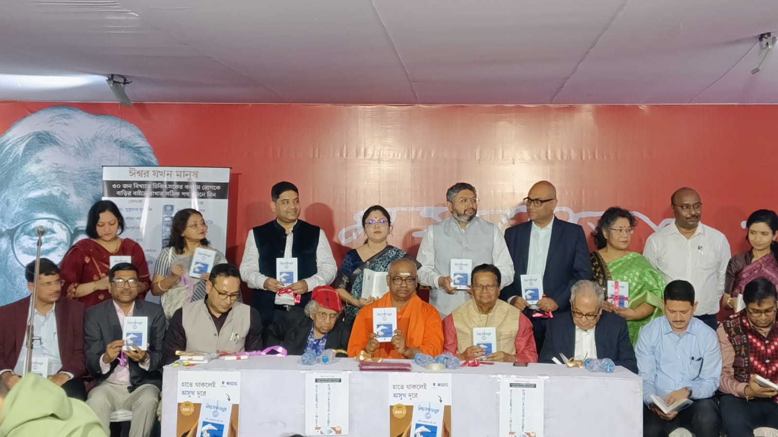 30 प्रख्यात चिकित्सकों के अनुभवों से सजी पुस्तक ‘जब ईश्वर मनुष्य है’ का लोकार्पण