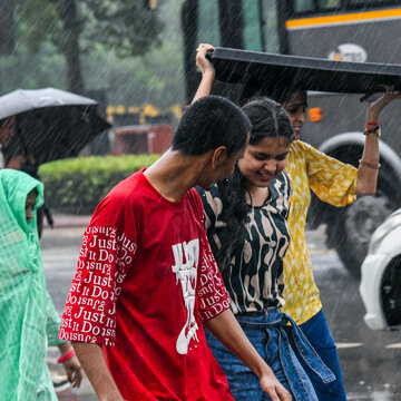कोलकाता के साथ ही बेमौसम बारिश में भीगी दिल्ली, तापमान में गिरावट, कब तक होगी बारिश?