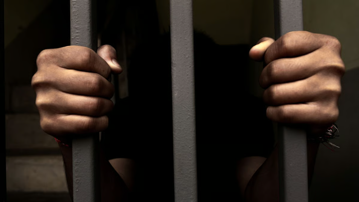 अवैध पटाखे फोड़ने के आरोप में 100 से ज्यादा लोग गिरफ्तार, 800 किलो से ज्यादा जब्त हुए अवैध पटाखे