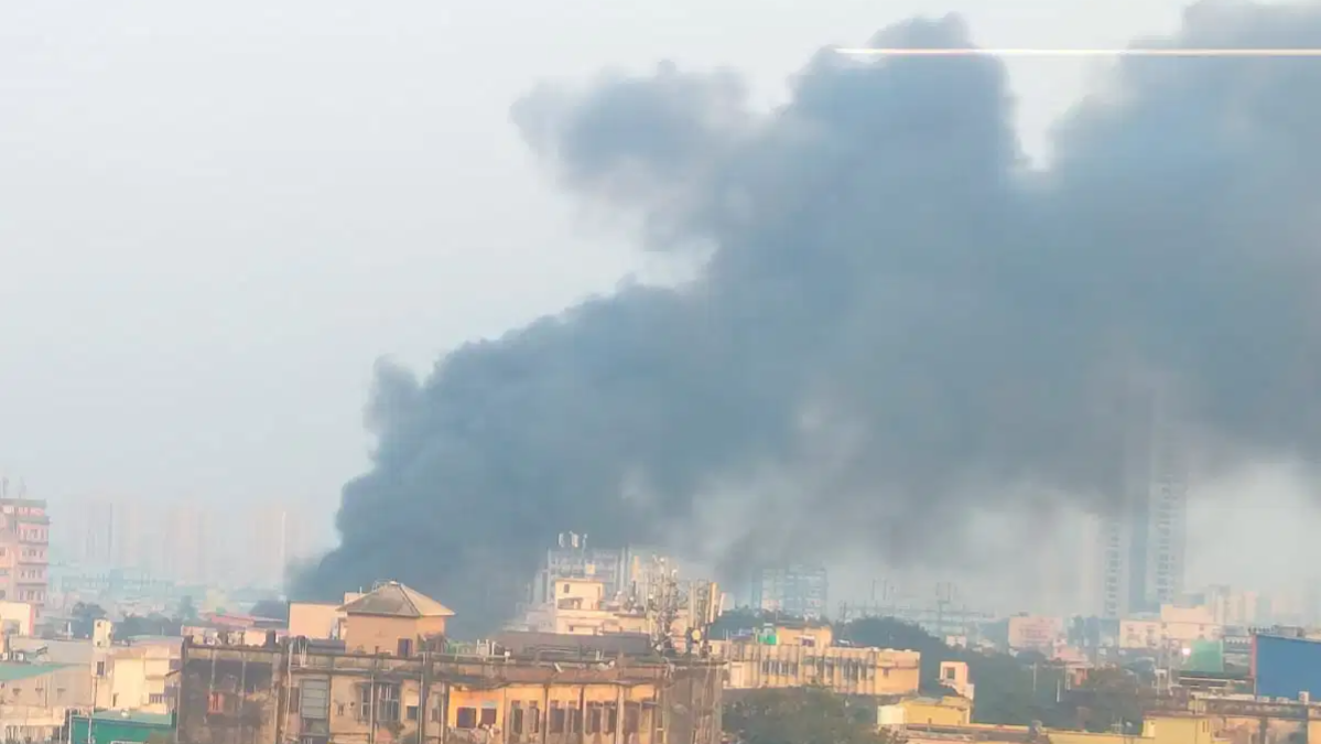 कोलकाता के भुटिया मार्केट में लगी भयावह आग, जलकर खाक हुई ऊनी कपड़ों की दुकानें