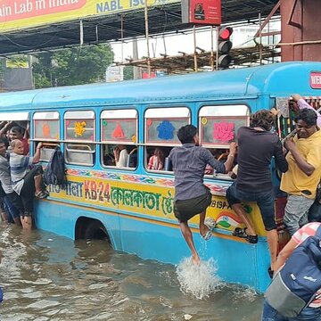 कोलकाता में आफत लेकर आयी बारिश, 39 साल का टूटा रिकार्ड