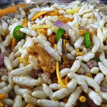 रेलवे की बड़ी योजना: वंदे भारत और राजधानी में मिलेगा झालमुड़ी स्नैक