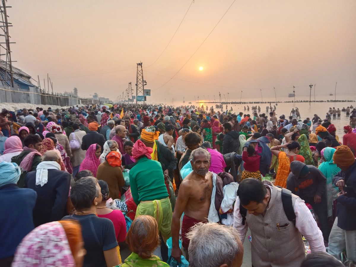 गंगासागर में मकर संक्रांति पर लाखों श्रद्धालुओं ने लगाई आस्था की डुबकी, 14 दिनों में लगभग 90 लाख श्रद्धालु पहुंचे