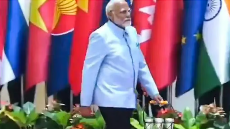 विश्व मंच पर चाय बेच रहे हैं AI मोदी! वीडियो को लेकर विवाद