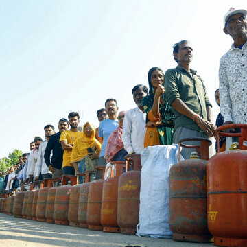 LPG सिलेंडर आपूर्ति समस्या : जगन्नाथ मंदिर दीघा से नैहाटी में बड़ो मां के मंदिर तक - प्रभावित हो रहा रहा भोग वितरण