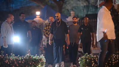 घर पर फायरिंग के 40 दिनों बाद शूटिंग पर लौटे रोहित शेट्टी! कौन सी फिल्म की कर रहे हैं शूटिंग? देखें BTS वीडियो