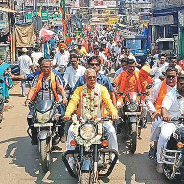 दबंग अंदाज में चुनावी मैदान में उतरे दिलीप घोष, बाइक रैली से शक्ति प्रदर्शन