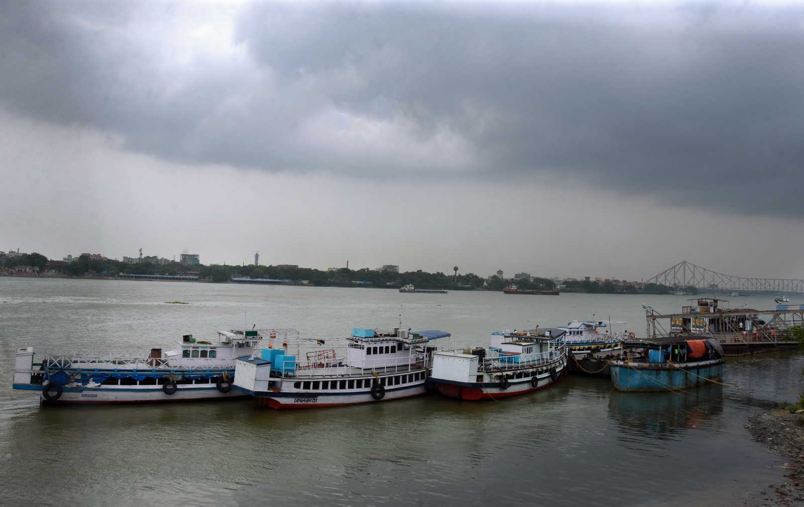 वसंत में बारिश का डबल अटैक! तेज हवाओं ने बदला मौसम का मिजाज, जानें दिनभर कैसा रहेगा हाल