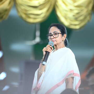 महिला दिवस की शुभकामनाएं देते हुए ममता बनर्जी ने केंद्र सरकार को लिया आड़े हाथ, 'परेशान करना है उनका काम'