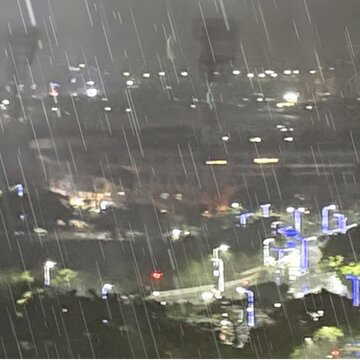 रात के समय कोलकाता में भारी तूफान-बारिश, लगातार बिजली की चमक